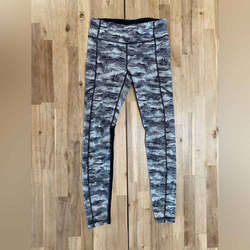 Lululemon speed tight V 29” EUC black white active wear running legging luxtreme